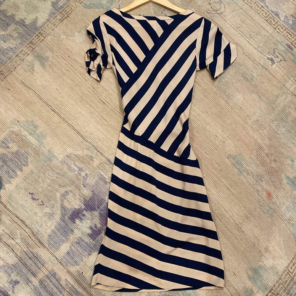 Diane Avon Furstenbery Navy and cream wrap silk dress - Picture 4 of 5